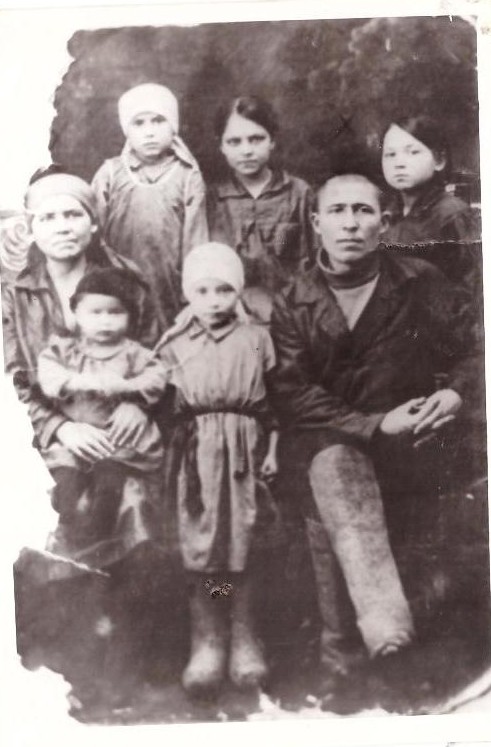 Семья Мироновых до войны 1934 год Отец - Иван Иванович, мать – Пелагея (слева направо) Нина, Галя, Валя, на руках у мамы Маня, рядом Тамара.