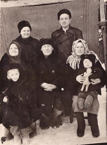 Семья Мироновых после войны 1957 год Отец, мать, сестра Галя, брат Гера, Нина с дочерью Ларисой, сын сестры Тамары Владимир