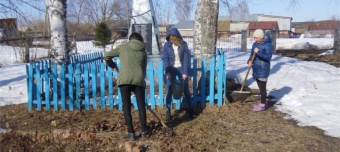 Субботник у памятника павшим в Великой Отечественной войне. Субботник у памятника павшим в Великой Отечественной войне.