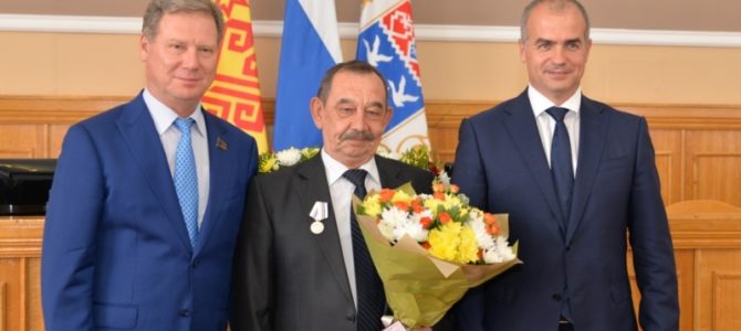 Заведующий операционным блоком Владимир Чамеев награжден медалью «За заслуги перед городом Чебоксары» Заведующий операционным блоком Владимир Чамеев награжден медалью «За заслуги перед городом Чебоксары»