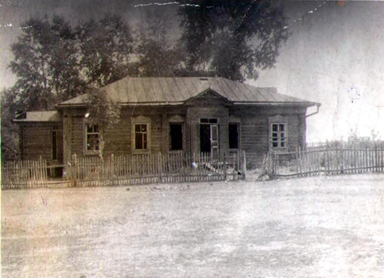 На фото Семенчинская школа после её закрытия осенью 1973 года