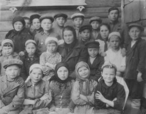Подробнее о статье Фото учащихся 1933-1934 годов рождения Семенчинской 7-летней школы с учителями